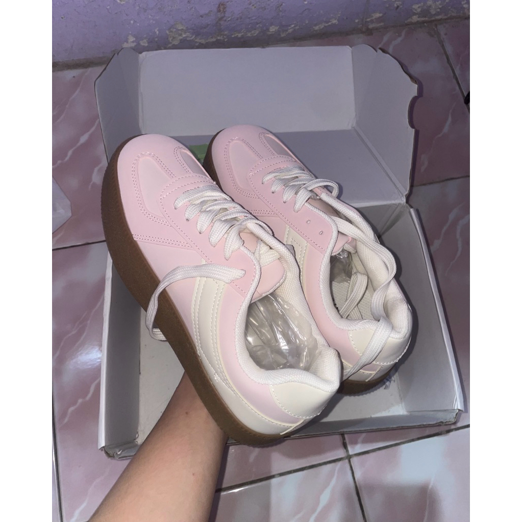 SEPATU BOSTANTEN