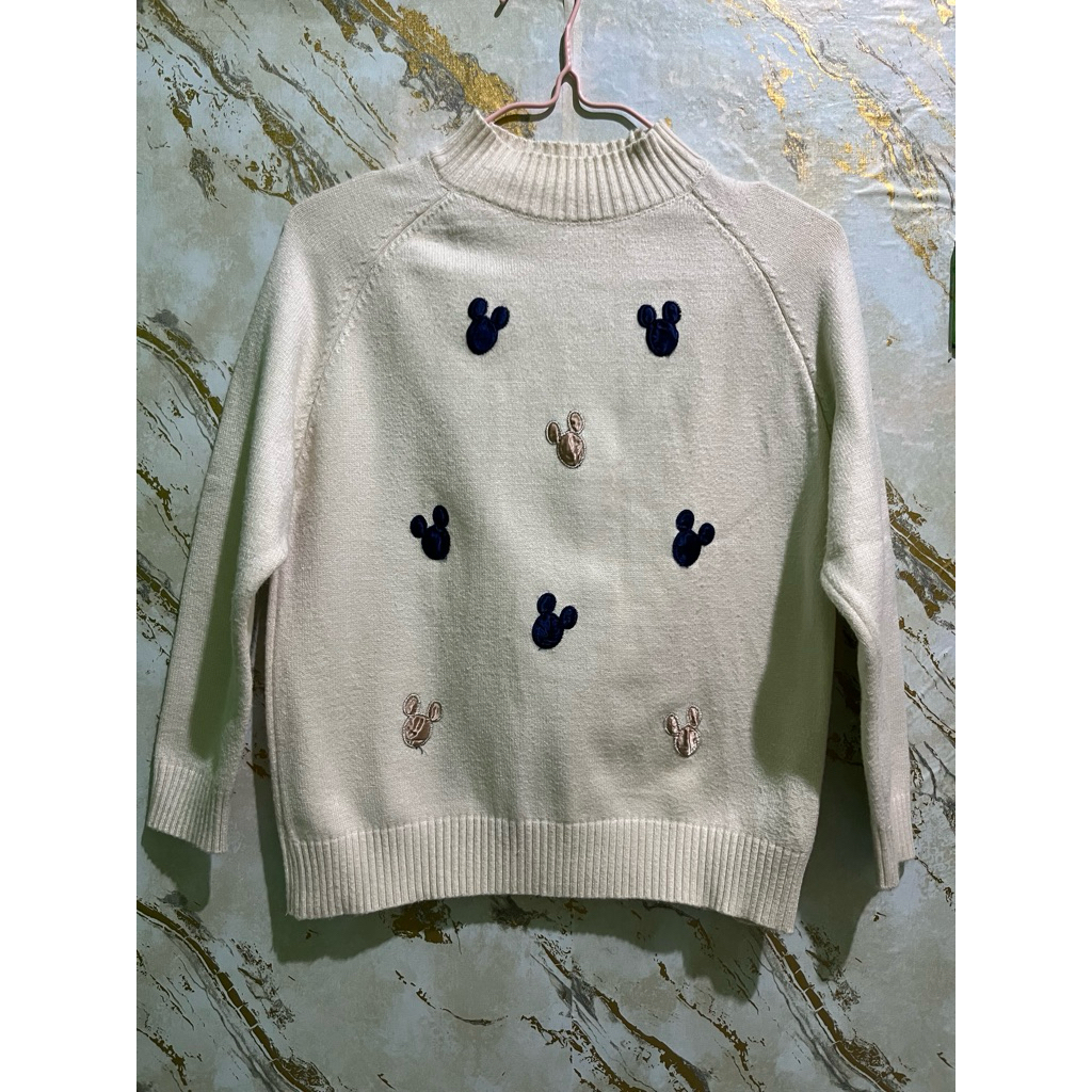 Sweater rajut mock neck bordir Mickey