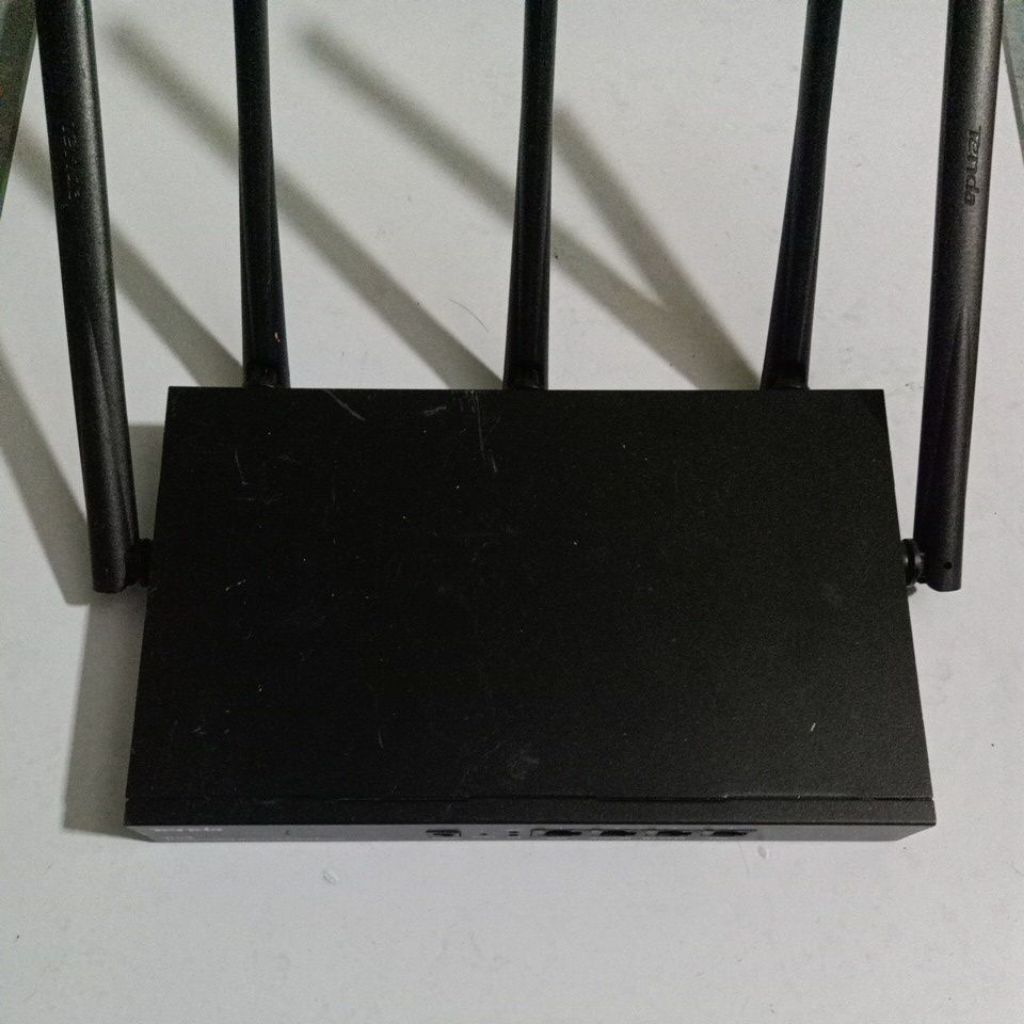 Tenda w20e AC1350 Gigabit Wireless Hotspot Router