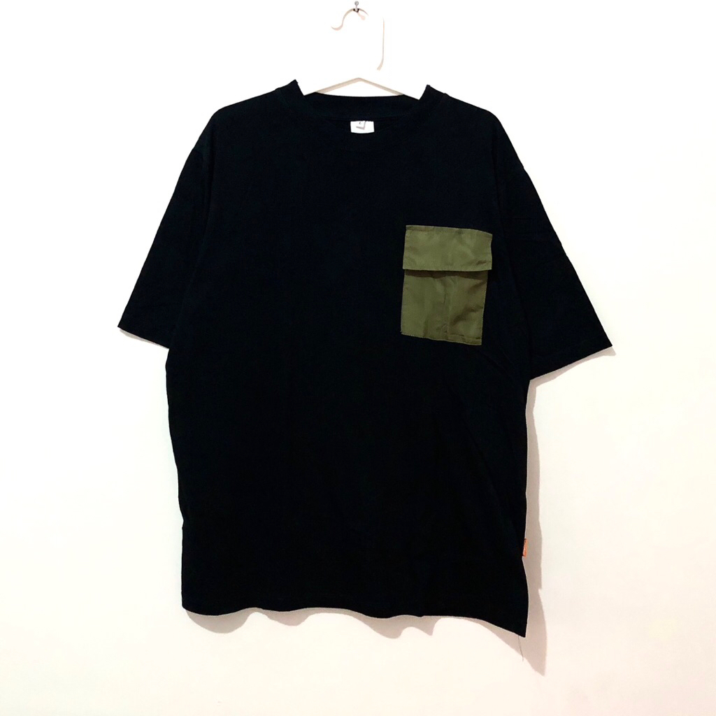Basic pockeg tshirt mickout black kaos XL