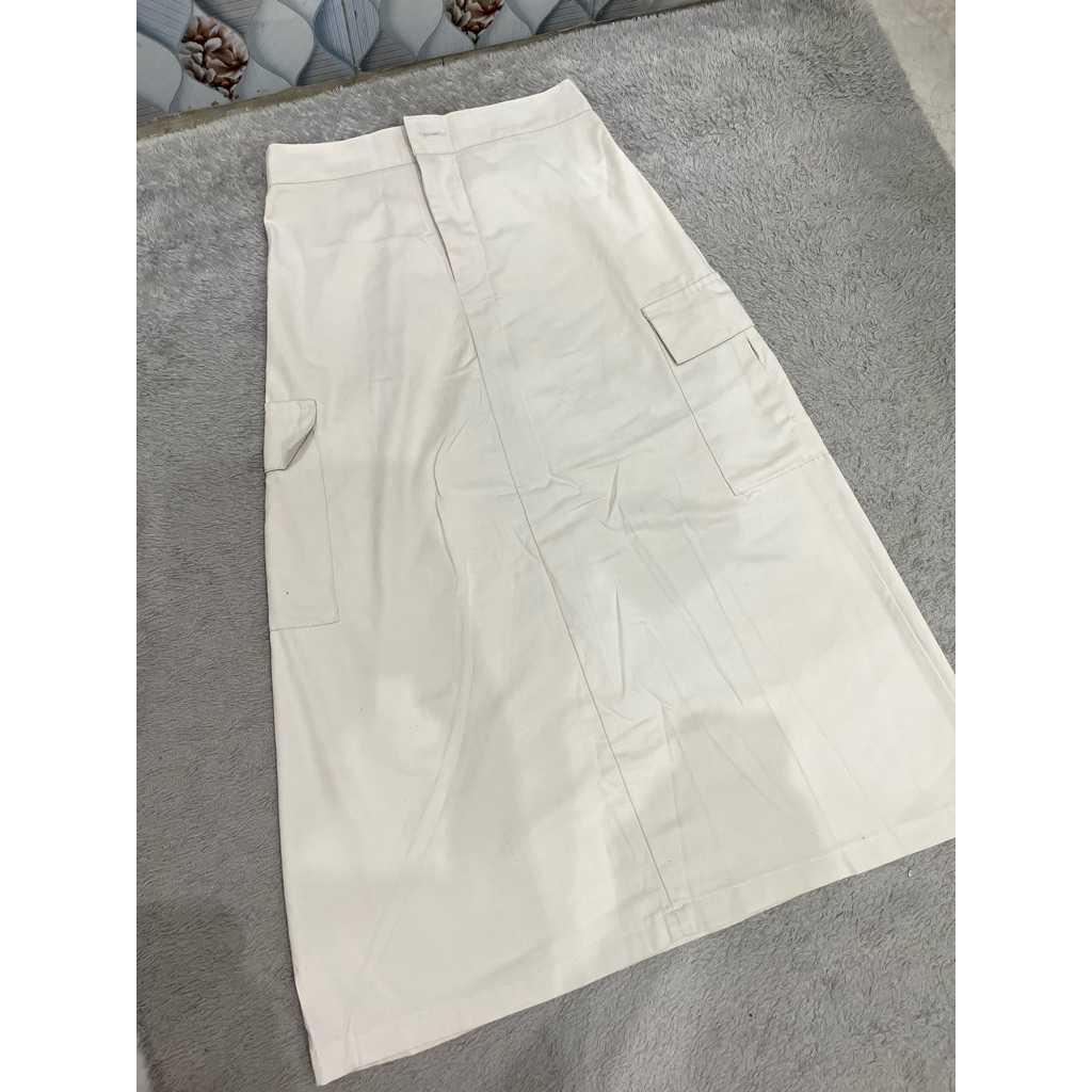 rok cargo warna cream