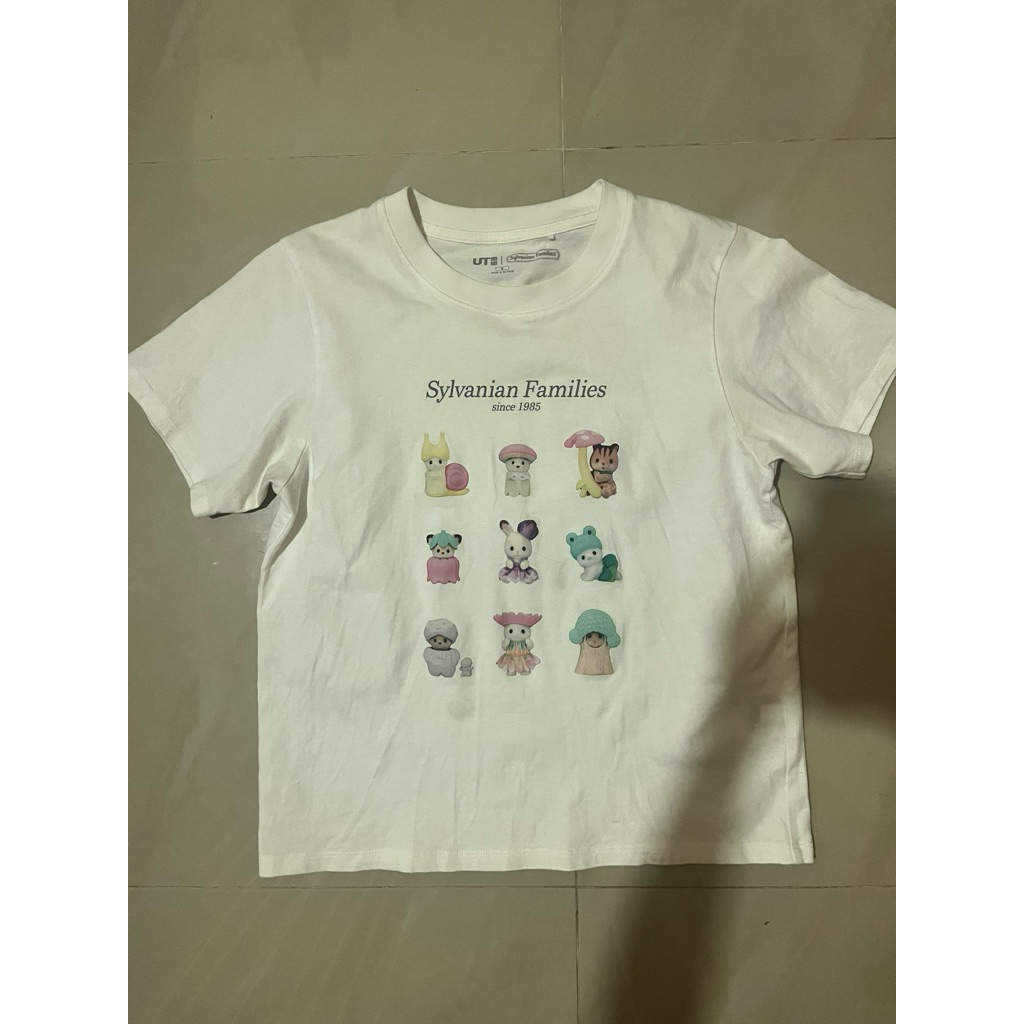 preloved kaos uniqlo x sylvanian families warna putih ukuran m y2k harga asli 199k jual murah no min