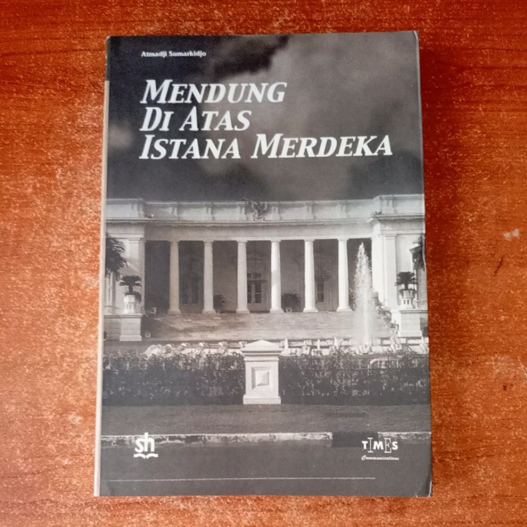 BUKU MENDUNG DI ATAS ISTANA MERDEKA oleh ATMADJI SUMARKIDJO