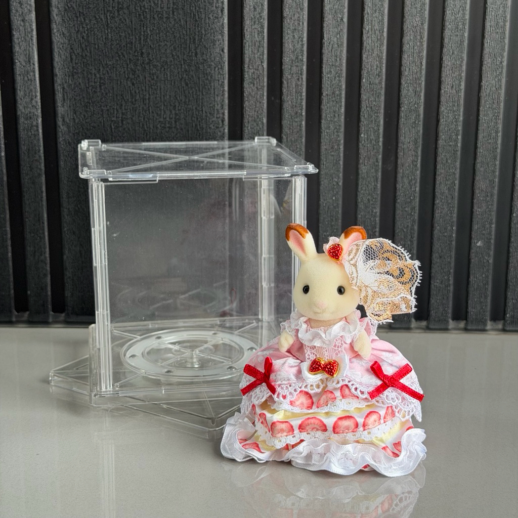 SYLVANIAN FAMILIES FREYA 40TH ANNIVERSARY STRAWBERRY SHORTCAKE DRESS CHOCO RABBIT