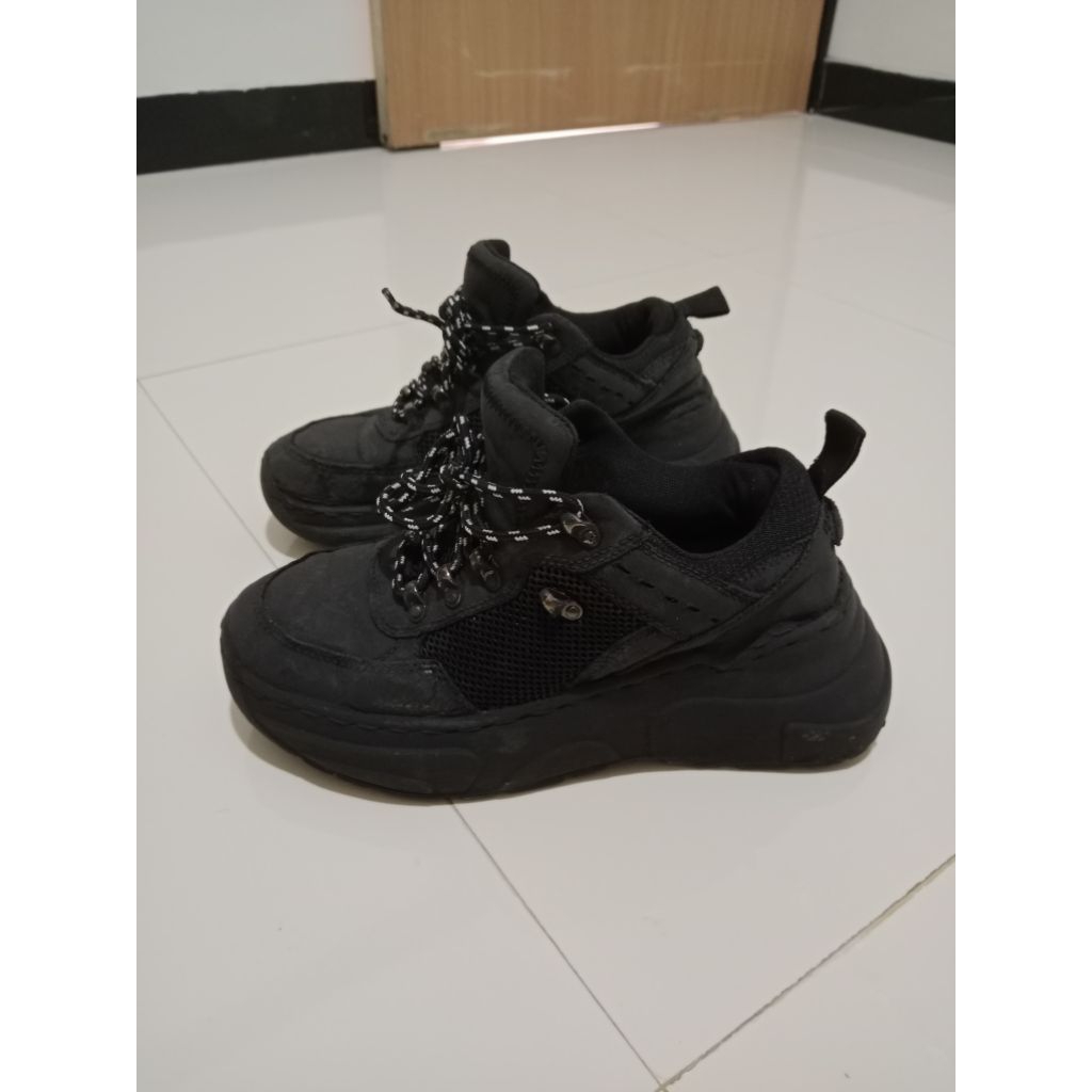 PRELOVED SEPATU PLATFORM / SNEAKERS WANITA STRADIVARIUS SIZE 37 (INSTAN SOLO)