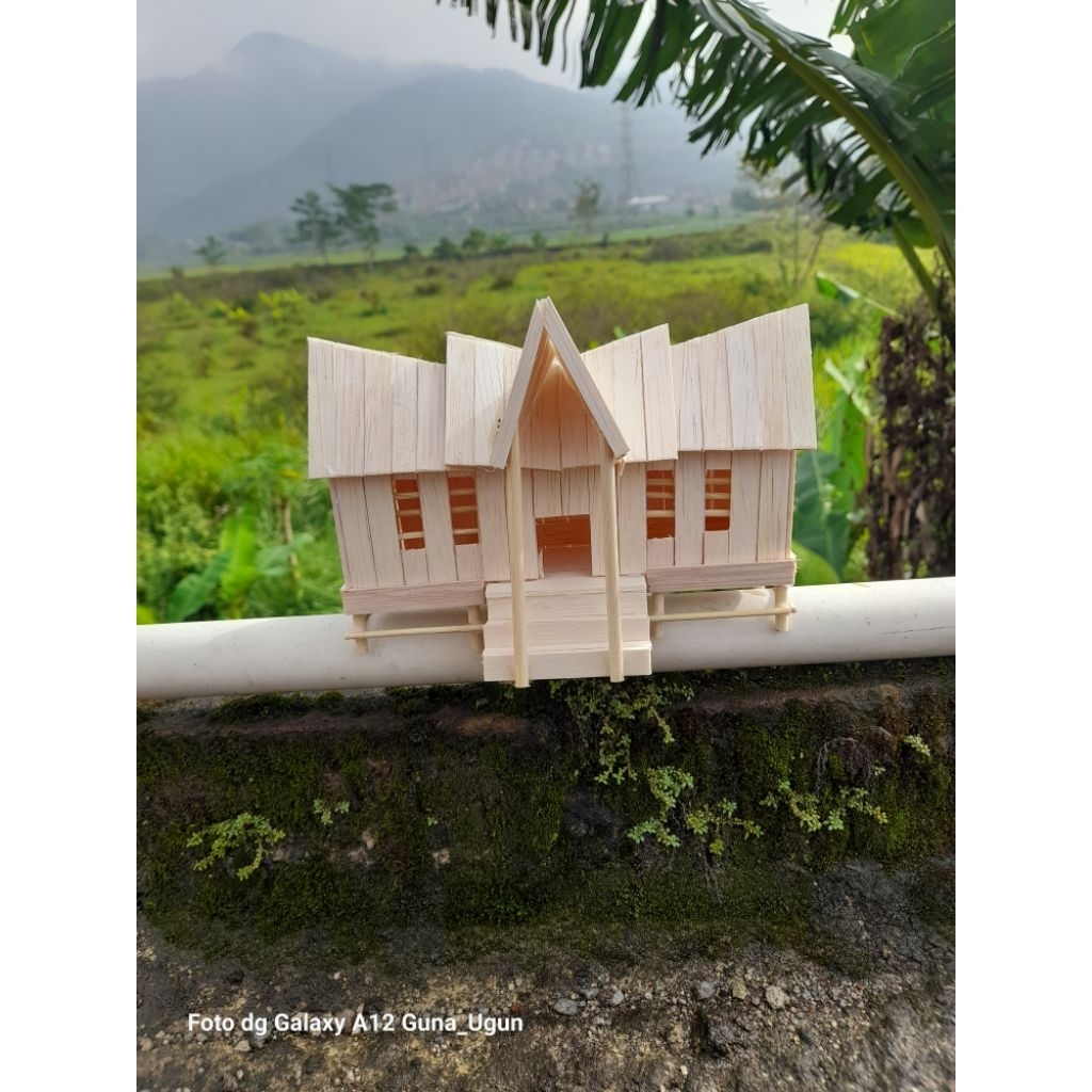 miniatur rumah adat gadang padang