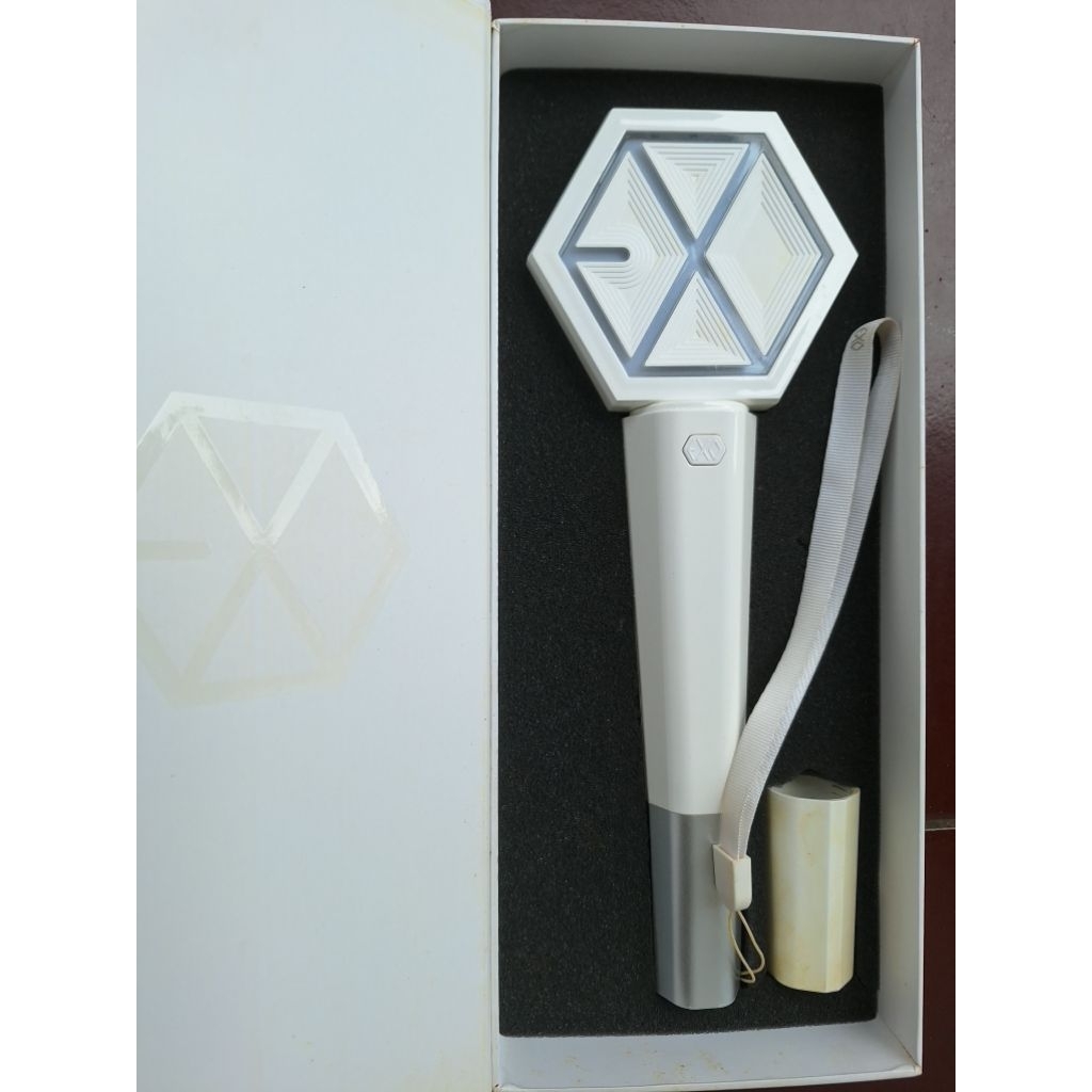 Lightstick, Photocard, dan Strap Elyxion EXO