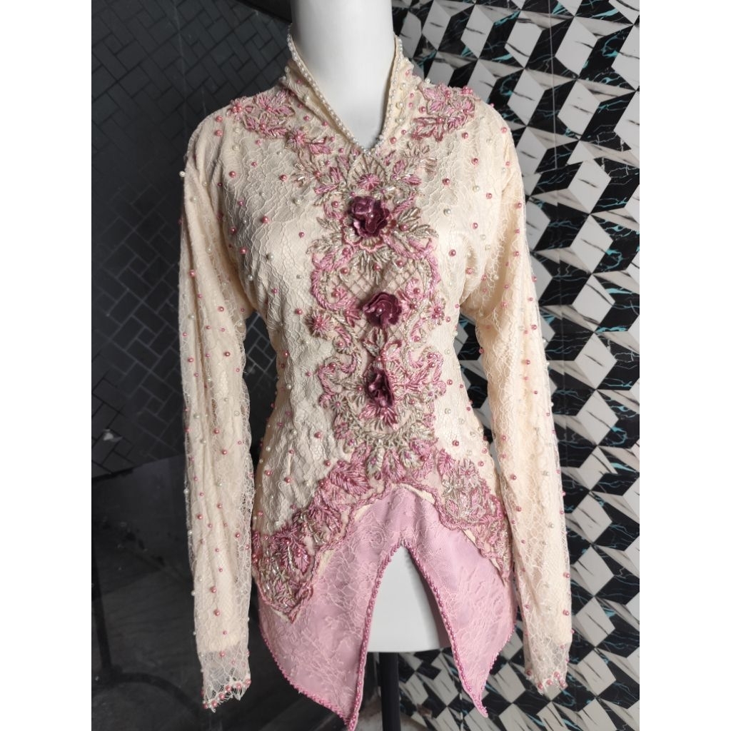 Kebaya Wisuda Warna Cream Pink