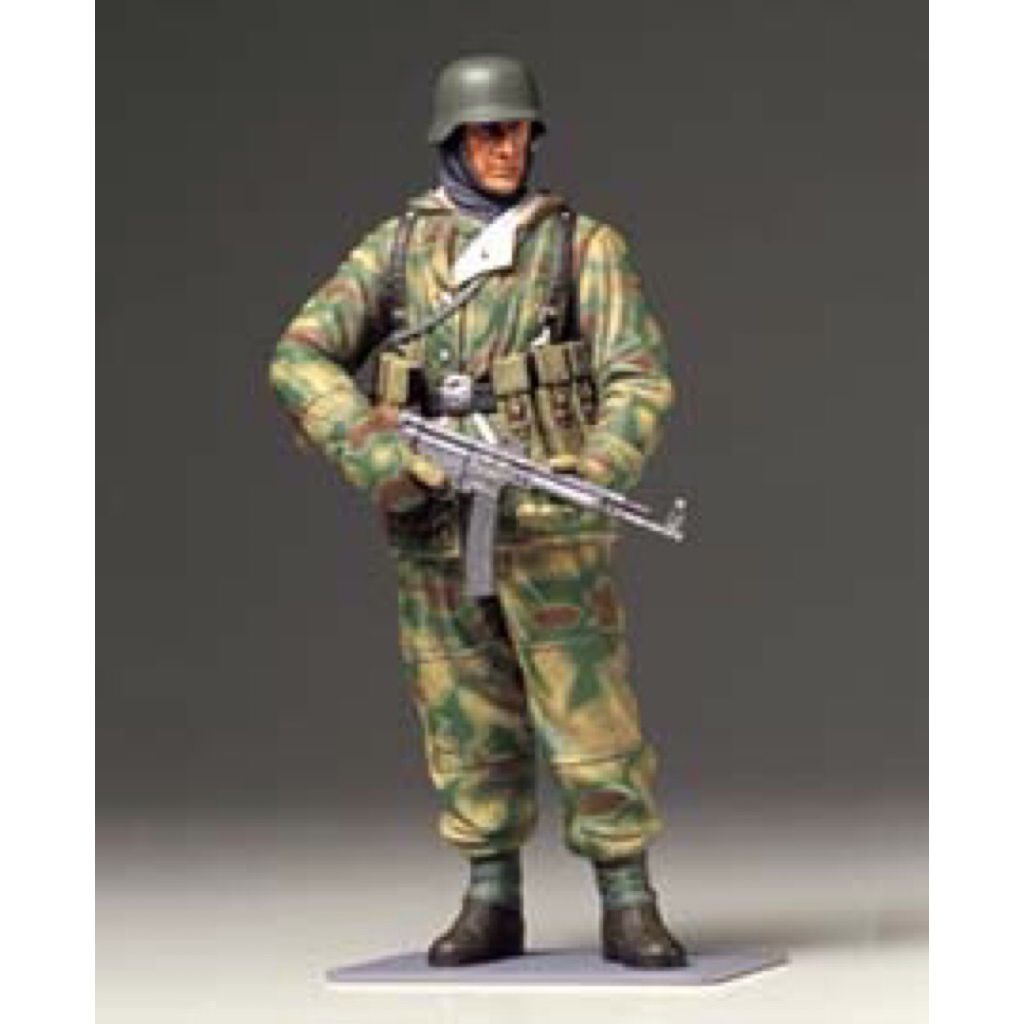 36304 TAMIYA WWII GERMAN INFANTRYMAN (REVERSIBLE WINTER UNIFORM)