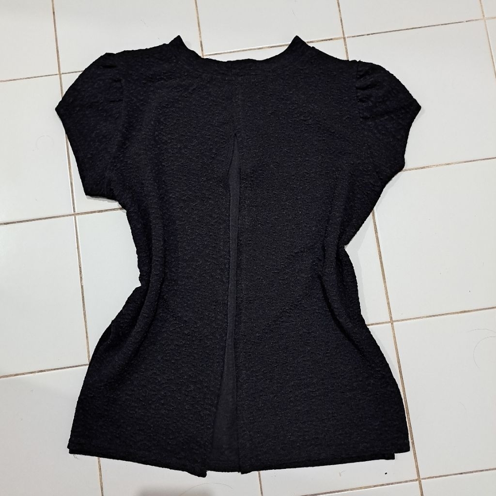 (PRELOVED) Atasan Hitam Wanita Crinkle Knit Blouse Tekstur Top Lengan Puff Korean Style Morikei Milk