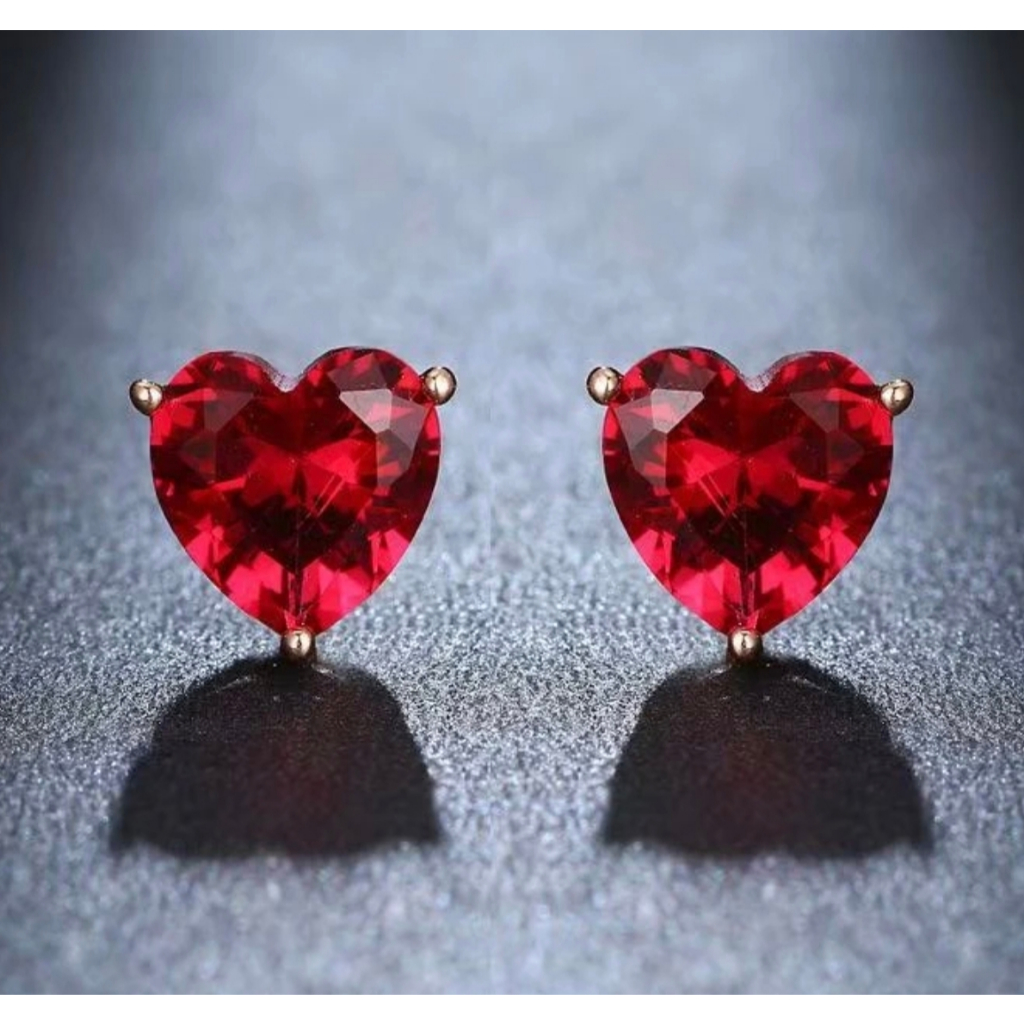 Anting-anting berbentuk hati berwarna merah delima yang lembut, feminin dan elegan, warna merah angg