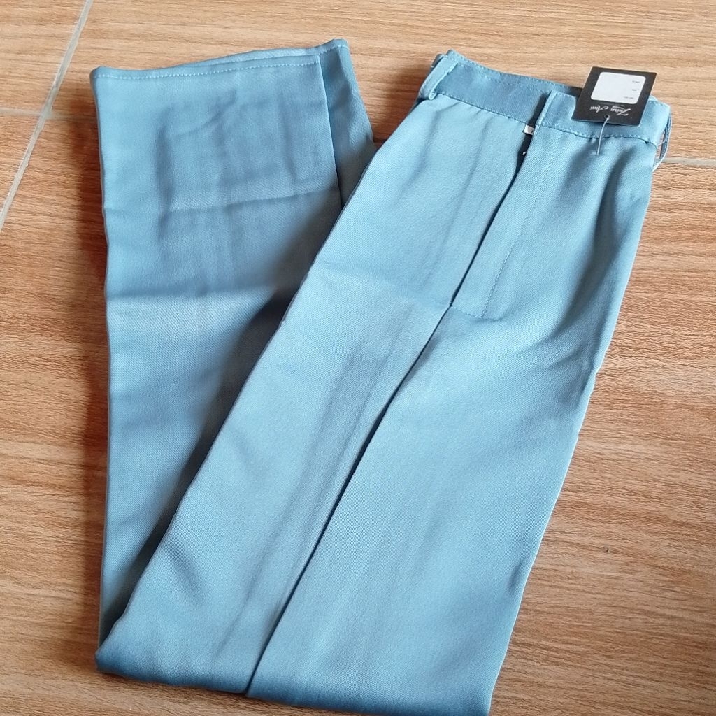 rok SMA rok abu abu rempel 1 di depan bahan elmen
