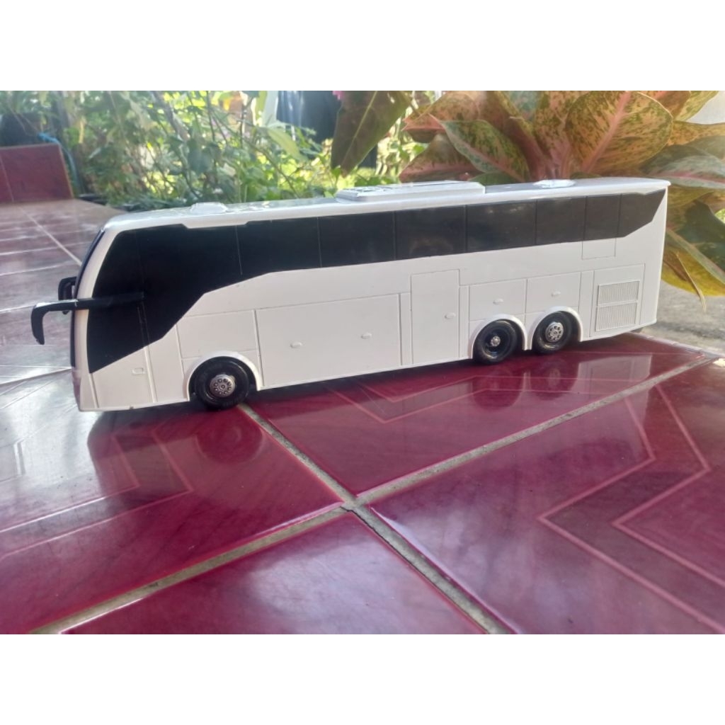 Miniatur bus rkc tronton terbaru