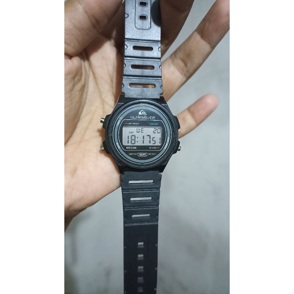 jam tangan digital quiksilver