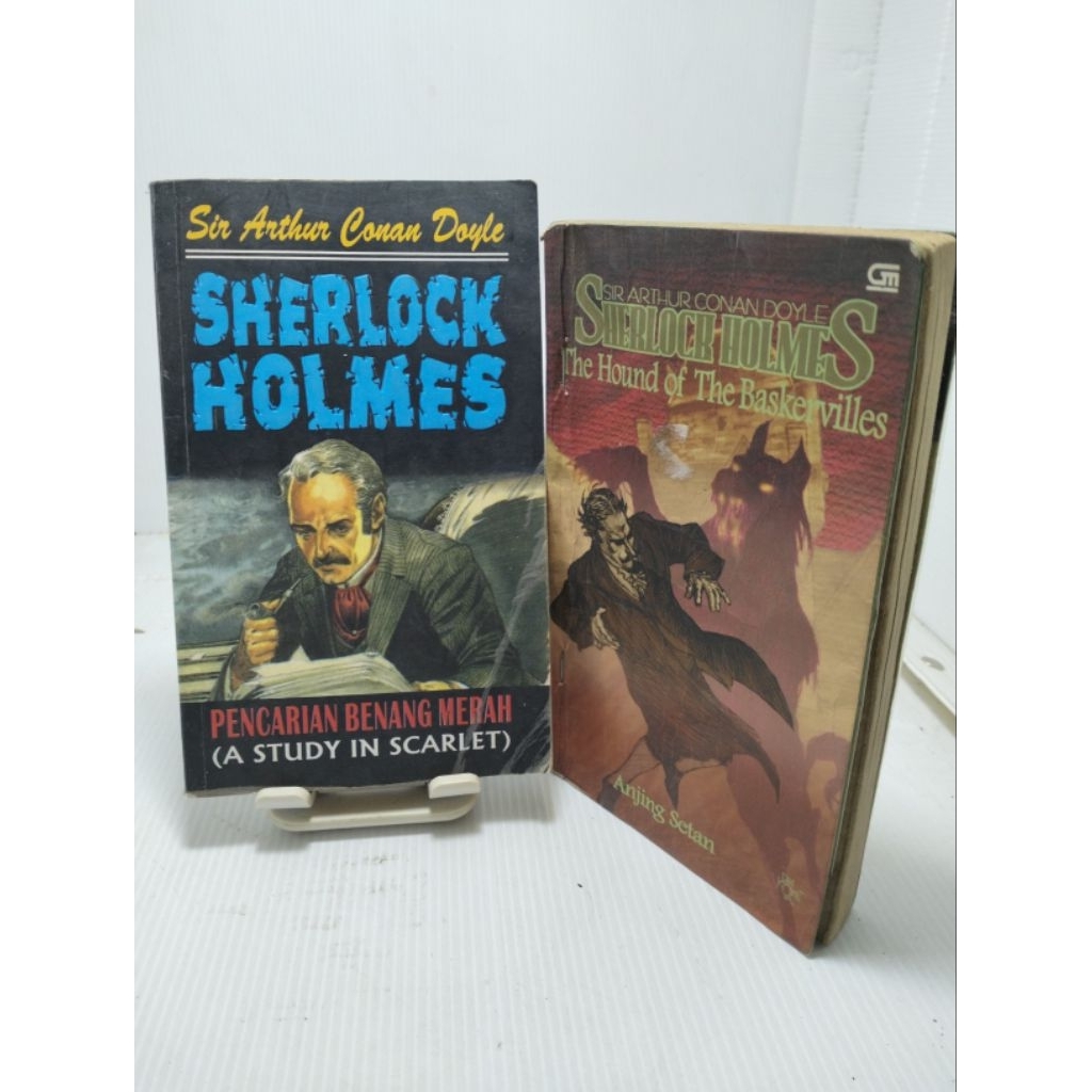 Buku Sherlock Holmes ada dua jual borongan , judul pencarian benang merah dan Anjing setan