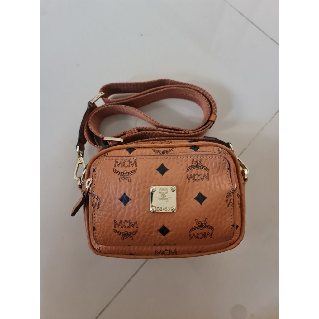 T149. Camera Bag Unisex MCM Aren Visetos Brown Mini Logo Crossbody Bag Cognac Preloved / Mantan / Be