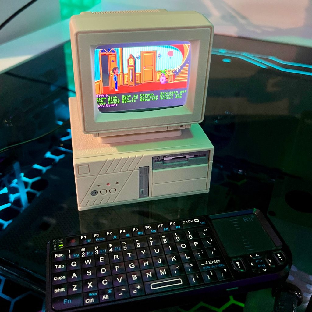 Retro Desktop PC Raspberry Pi case. casing  Raspberry Pi dengan gaya komputer jadul.
