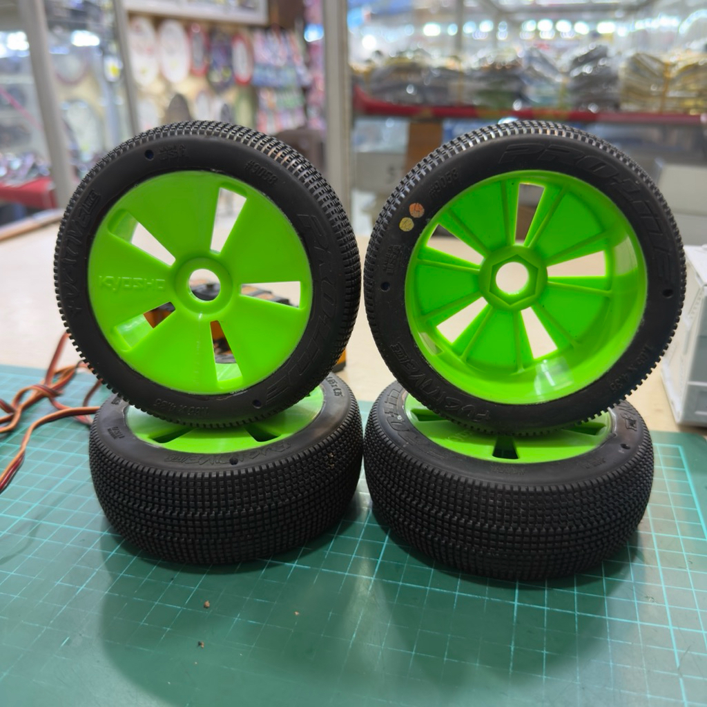 Proline FUGITIVE Dengan Velg Kyosho Brand NEW Ban Buggy 1/8 Balap