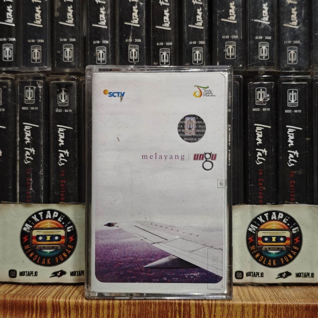 Kaset - Ungu - Melayang - Radio Tape - Kaset Pita - Radio - Pemutar Kaset - Retro - Classic - Casset