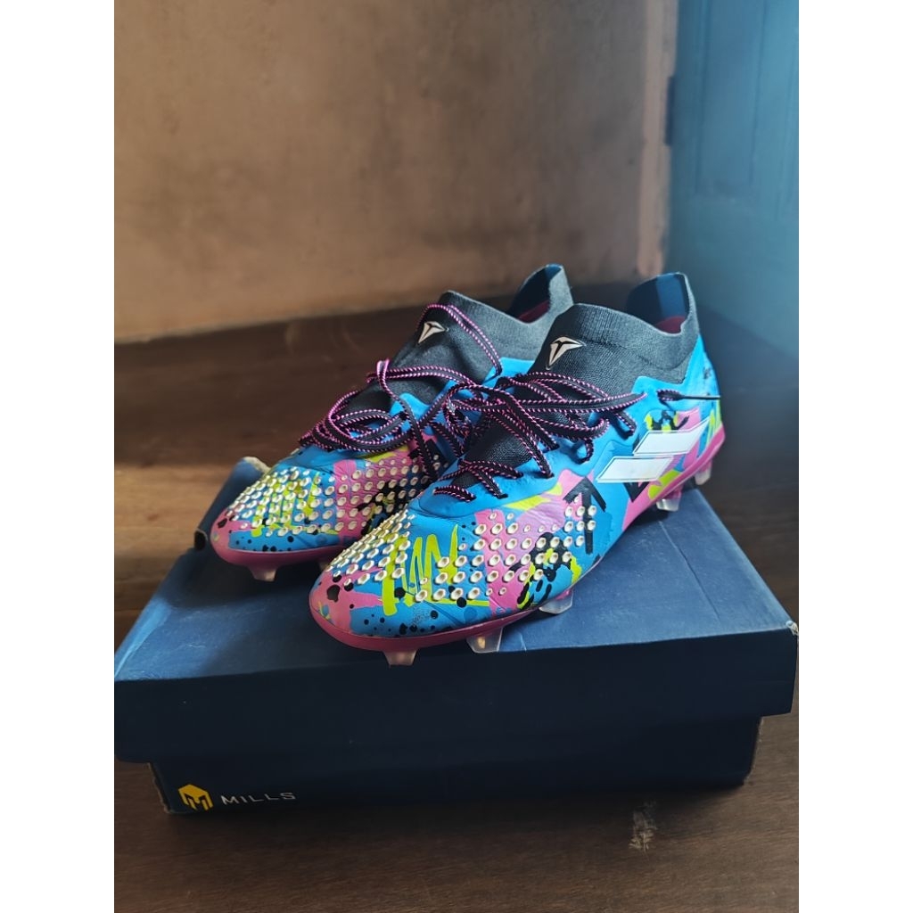 Sepatu Bola Mills Triton Deisler
