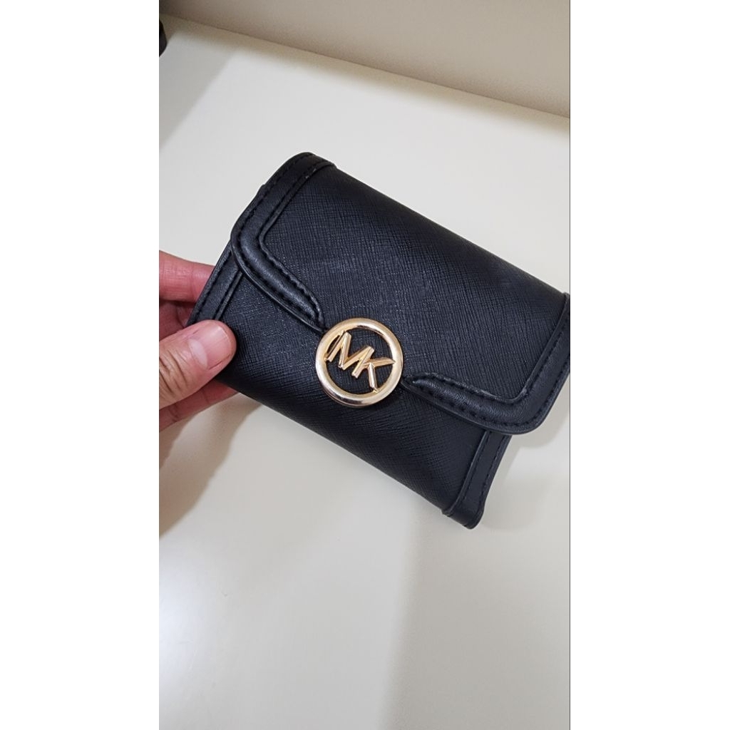 preloved dompet hitam mk
