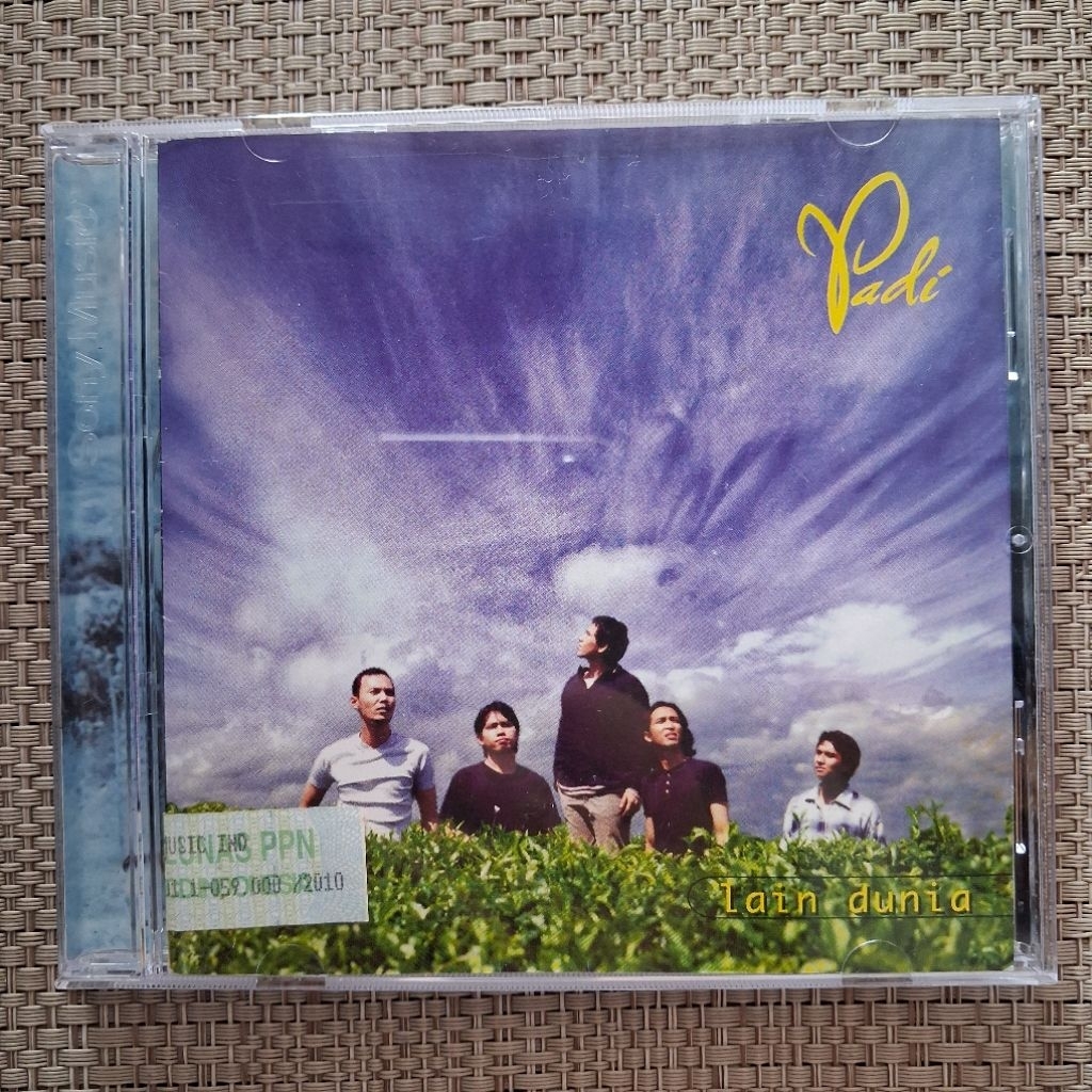 CD Padi - Lain Dunia