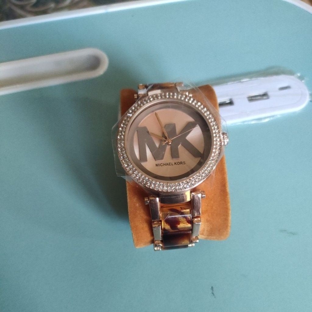 jam tangan cewek warna emas