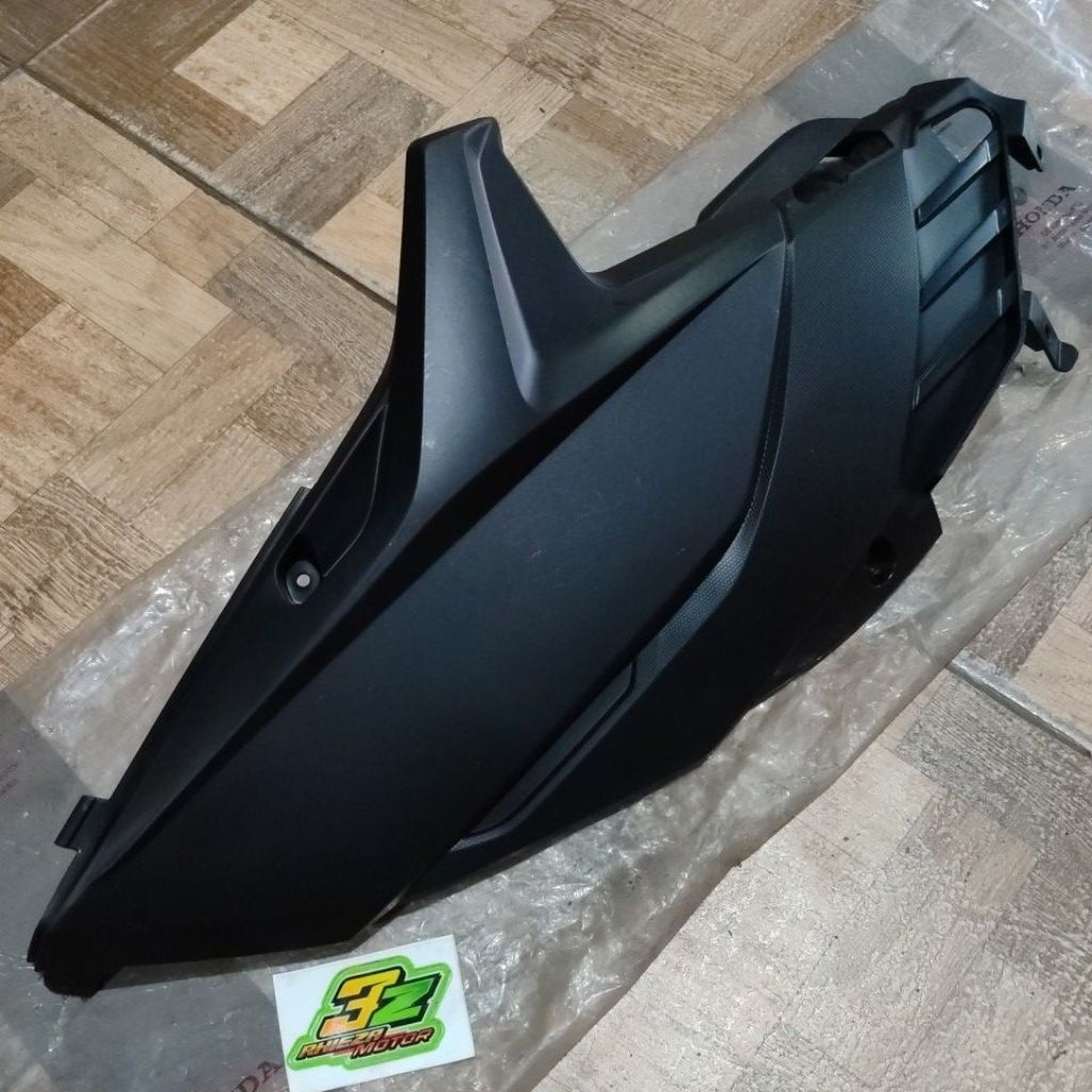 Cover sambungan body bodi kasar belakang kanan Vario Techno Tekno Karbu 110 KVB original baru AHM / 