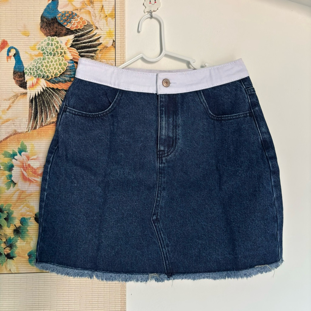 [Preloved] Rok Pendek/Mini Jeans Strip putih