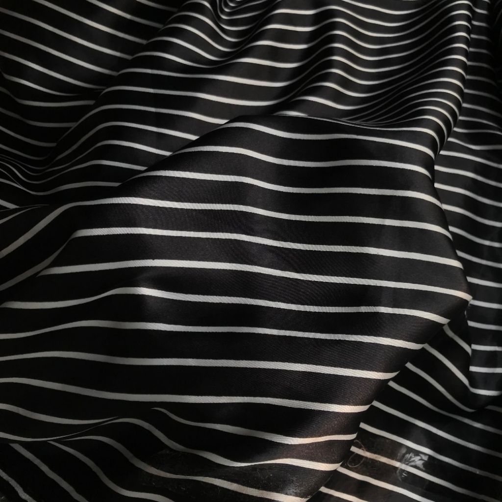 kain satin motif ~ kain satin motif salur ~ kain silk motif salur hitam putih ~ kain satin motif