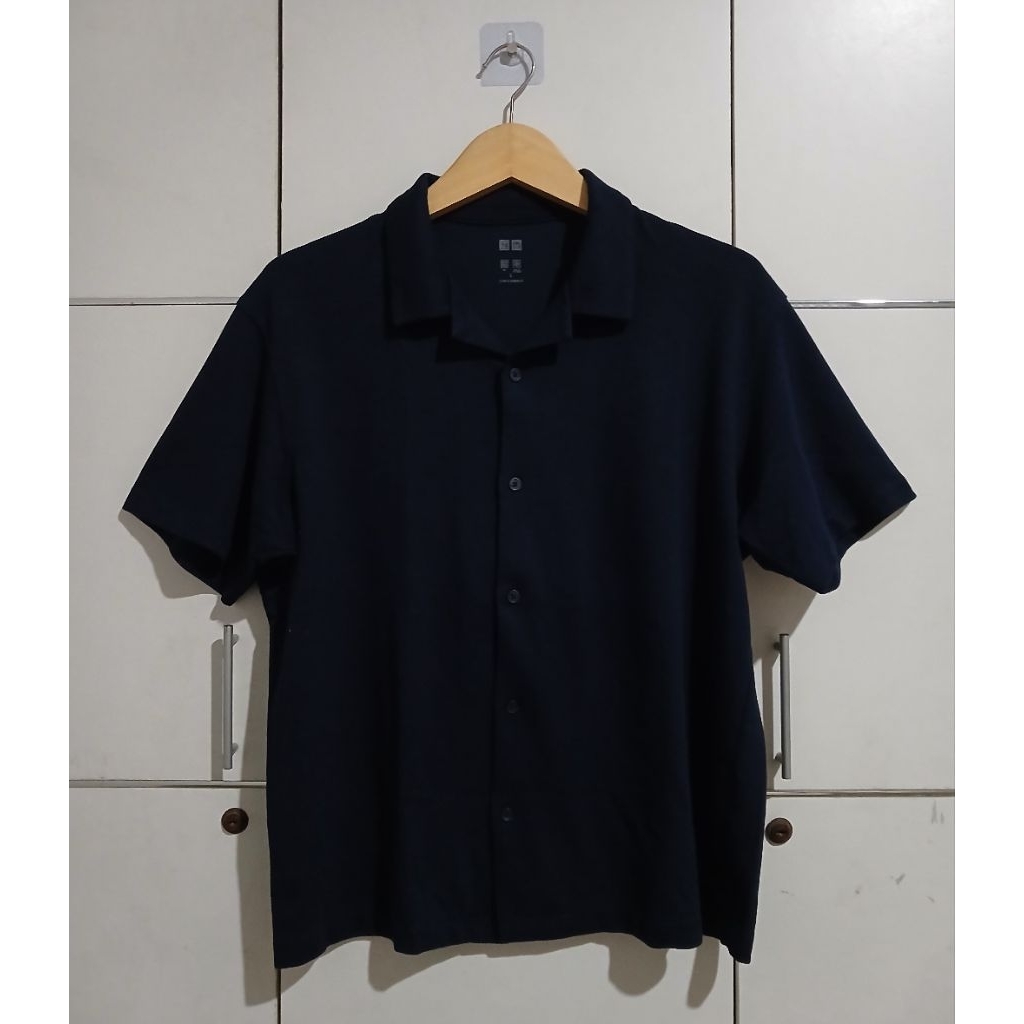 Kemeja Uniqoo Open Collar Airism Size L Like New