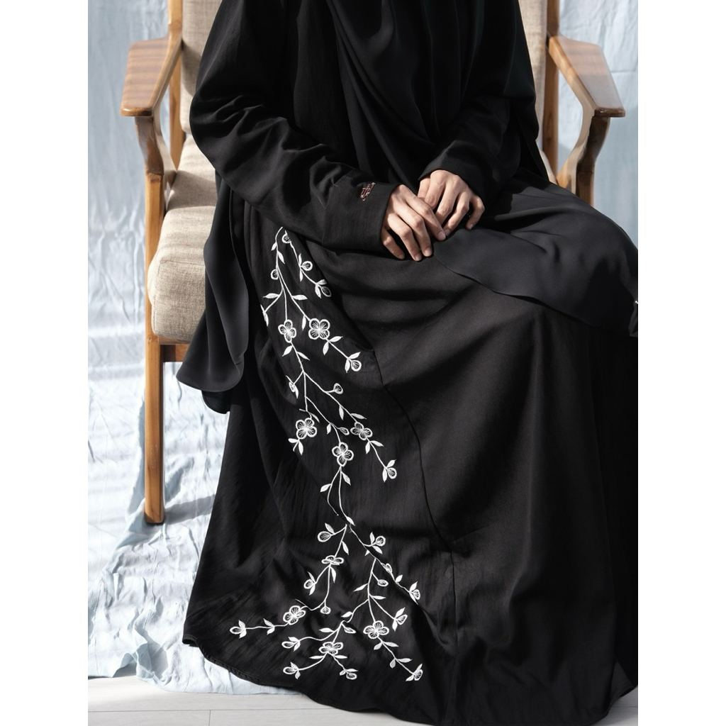 PRELOVED BLUME XL white on black ABAYA Malikah