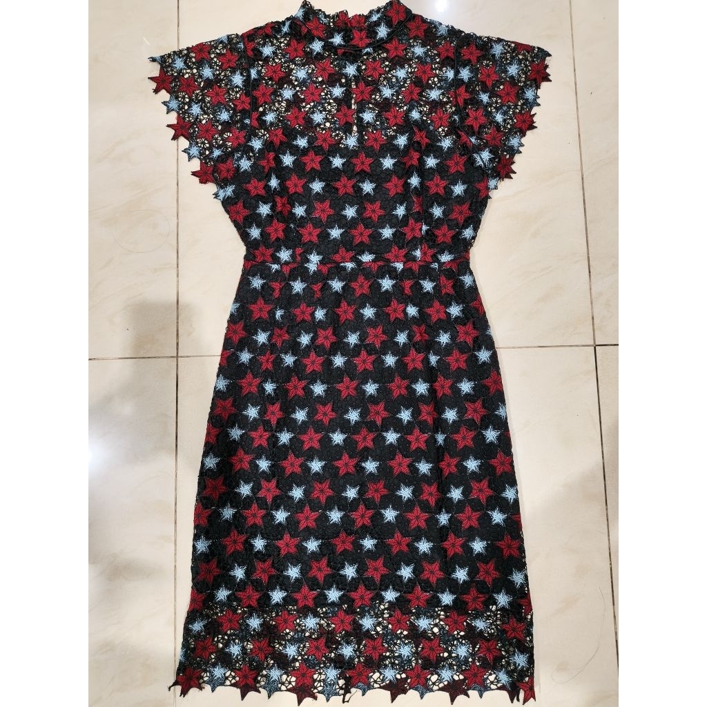 Dress S Sandro black star lace mini dress preloved. Like new tidak ada noda atau pun cacat sedikit p