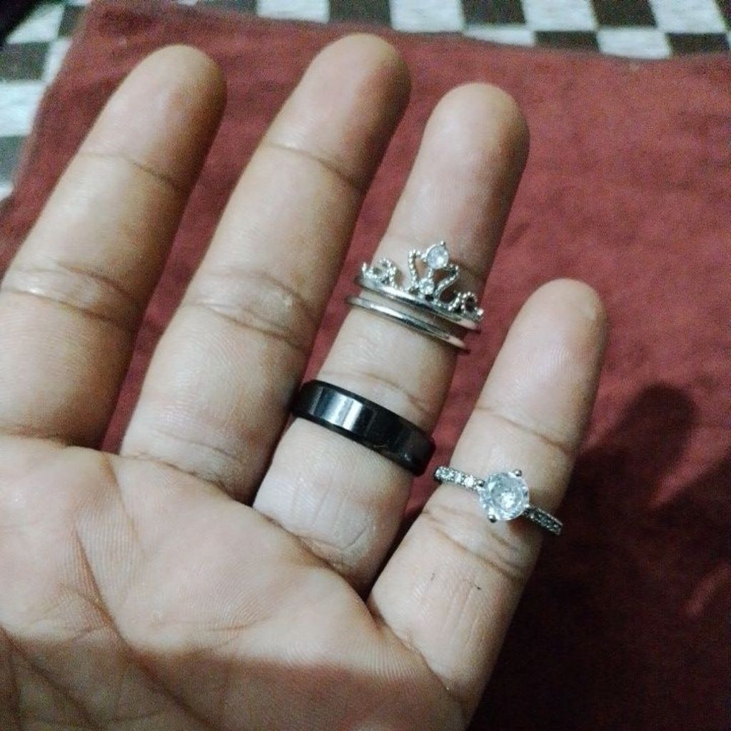 paket 3 cincin. 2 cincin wanita 1 cincin pria hitam titanium.