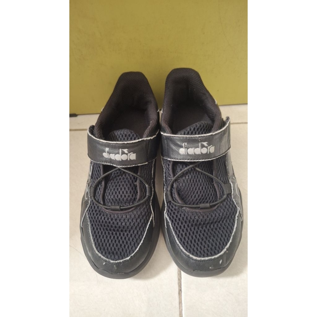 Preloved sepatu anak sekolah