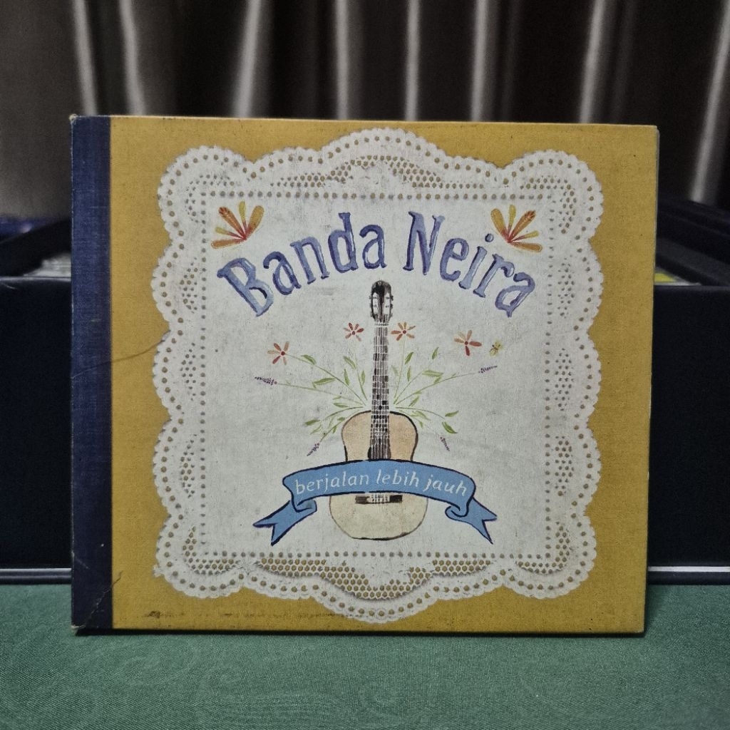 cd banda neira - berjalan lebih jauh