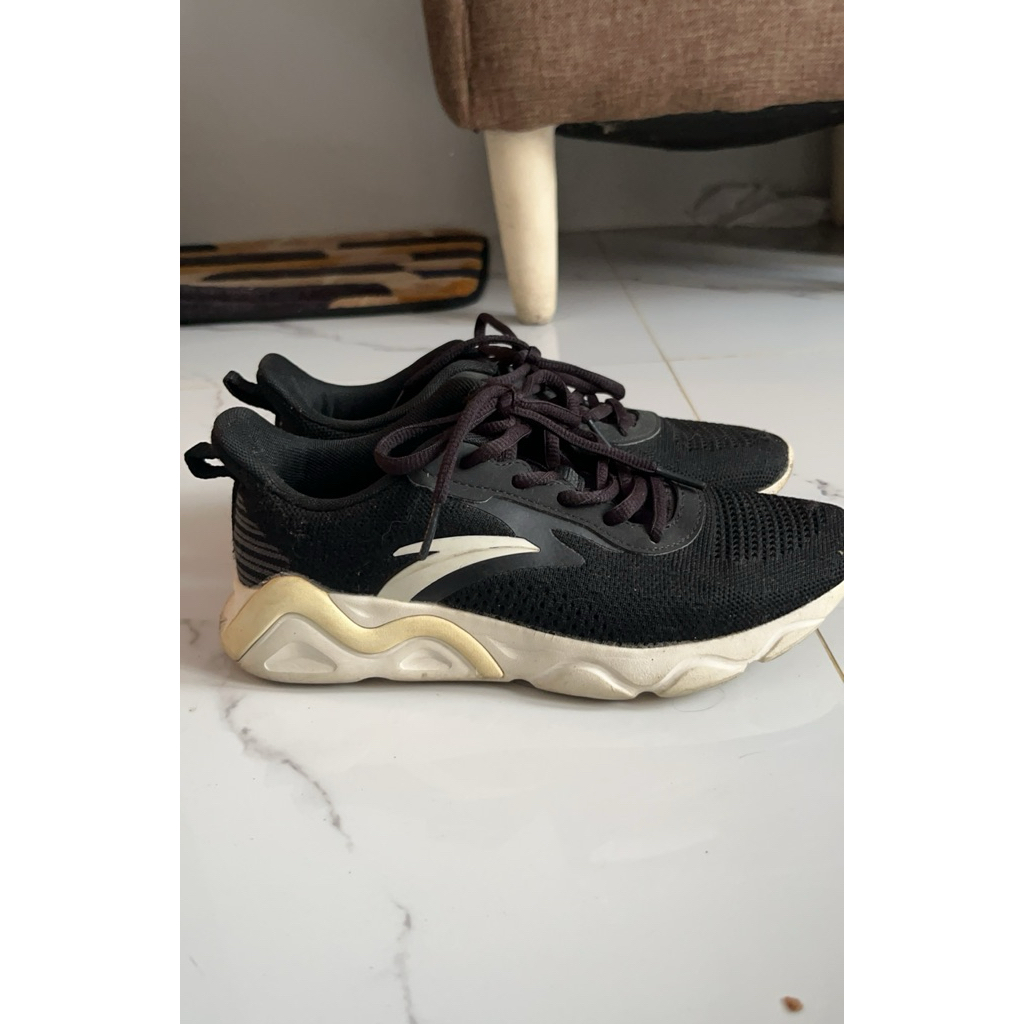 SEPATU RUNNING WANITA SECOND