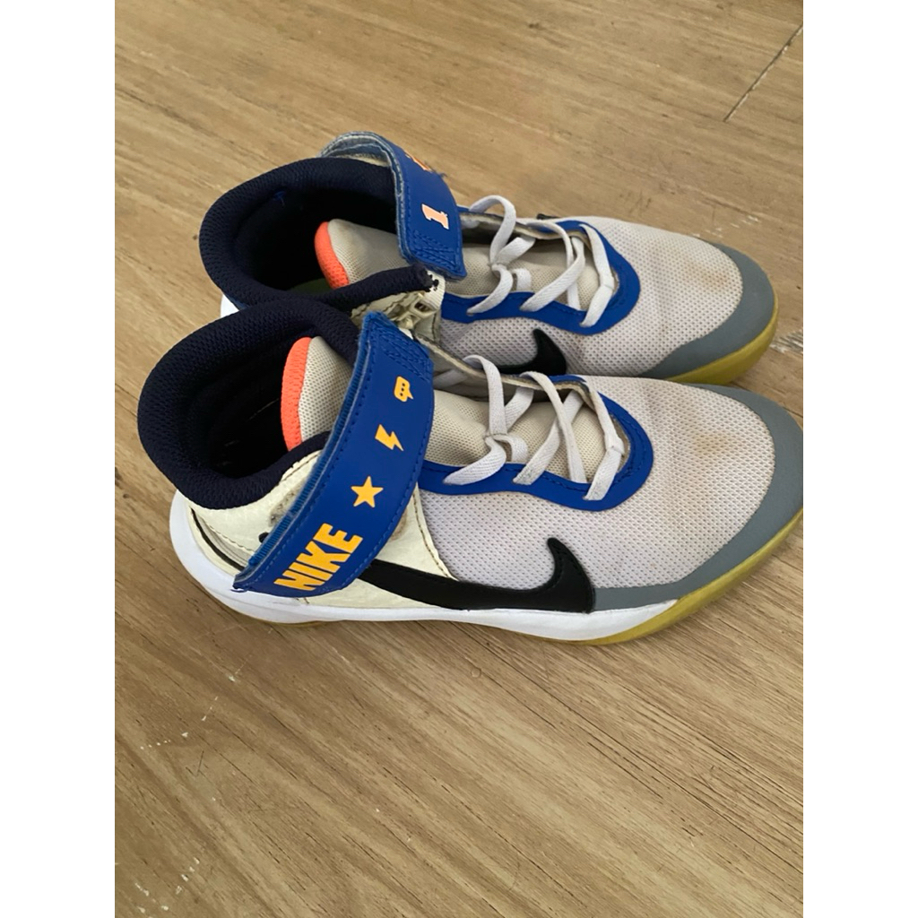 sepatu basket nike hustle preloved size 32