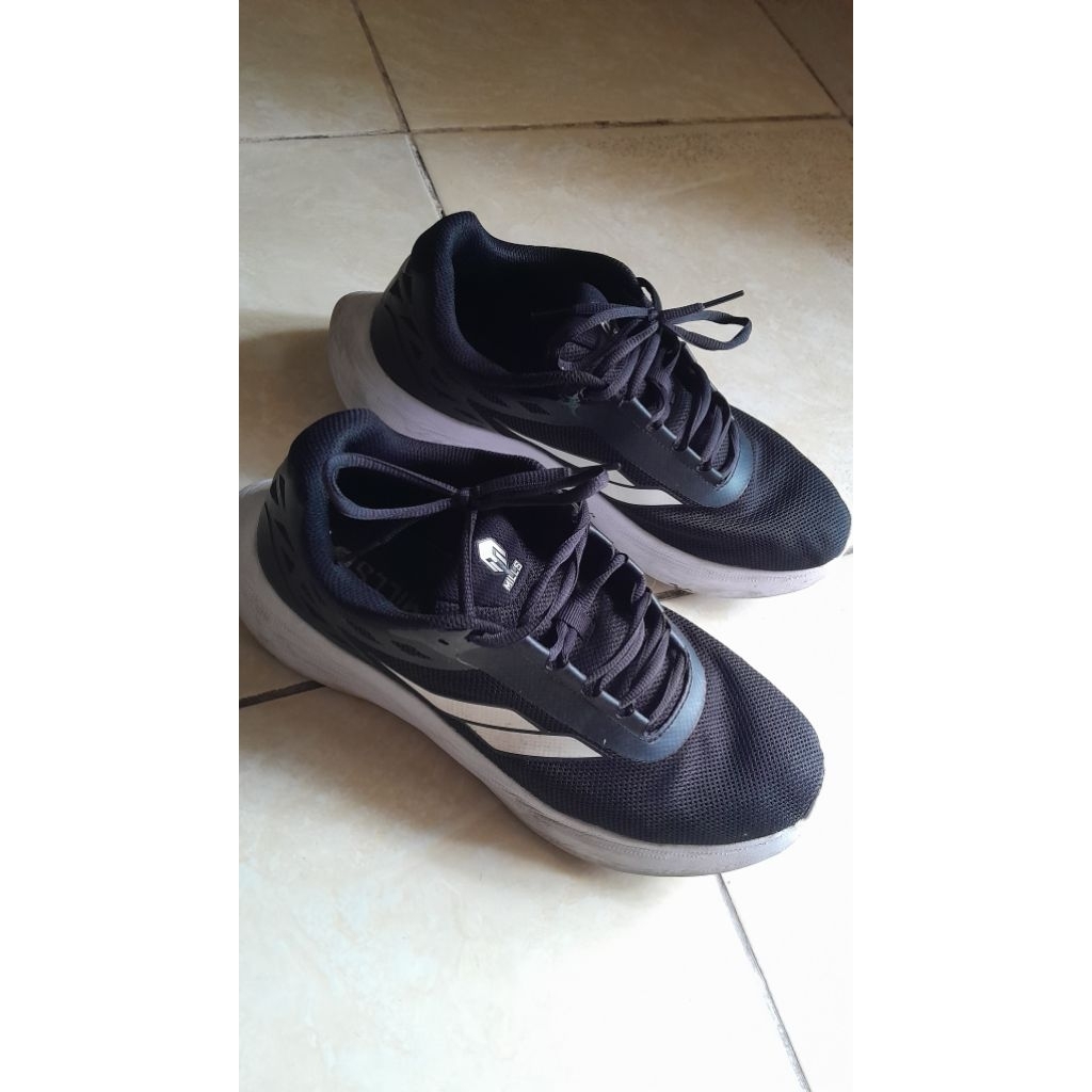 sepatu running pria mills