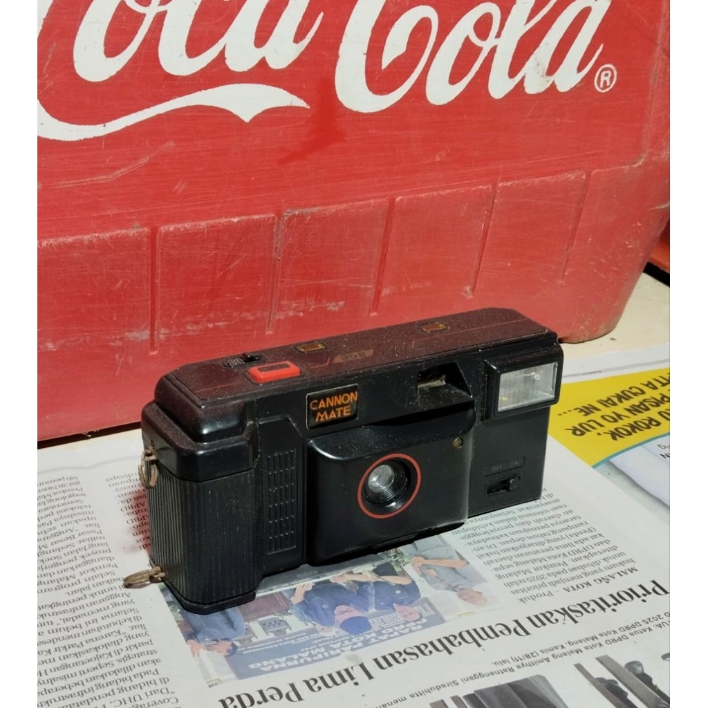kamera analog jadul canon mate display ruangan