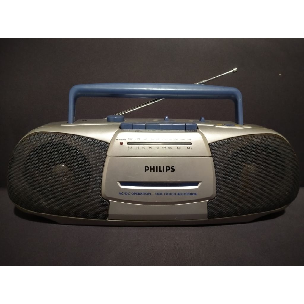 Radio Tape Philips nyala