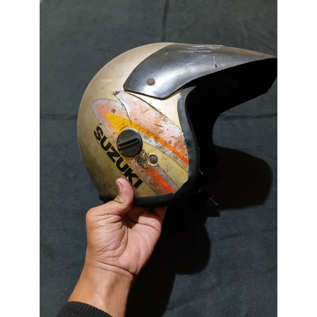 helm suzuki jadul bahan.