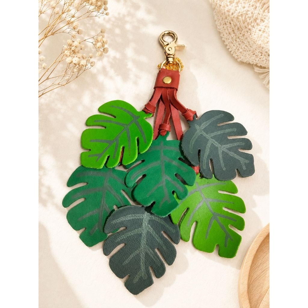 Bagcharm monstera kulit asli gantungan kunci daun monstera