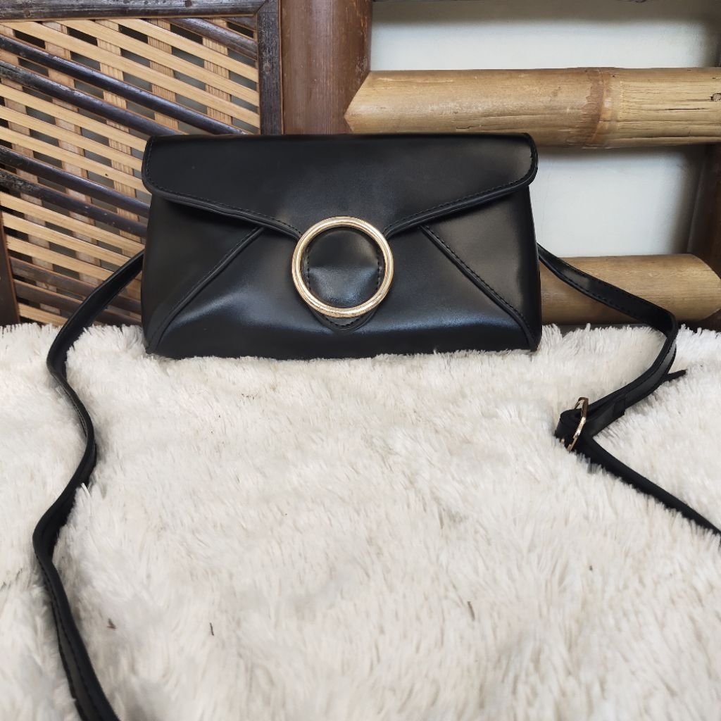 PL tas selempang kulit tebal glossy hitam
