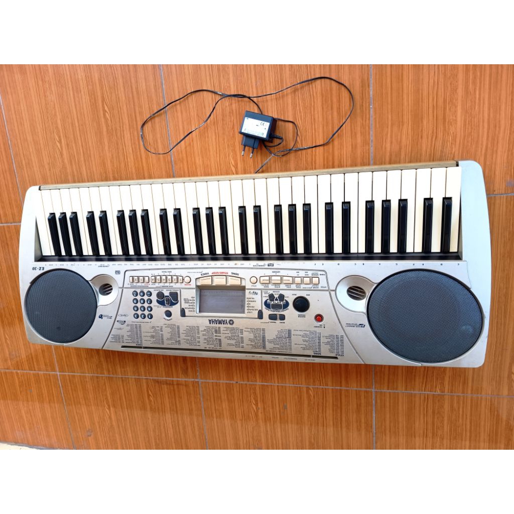 alat musik piano keyboard yamaha EZ30,bekas normal pemakaian tangan pertama
