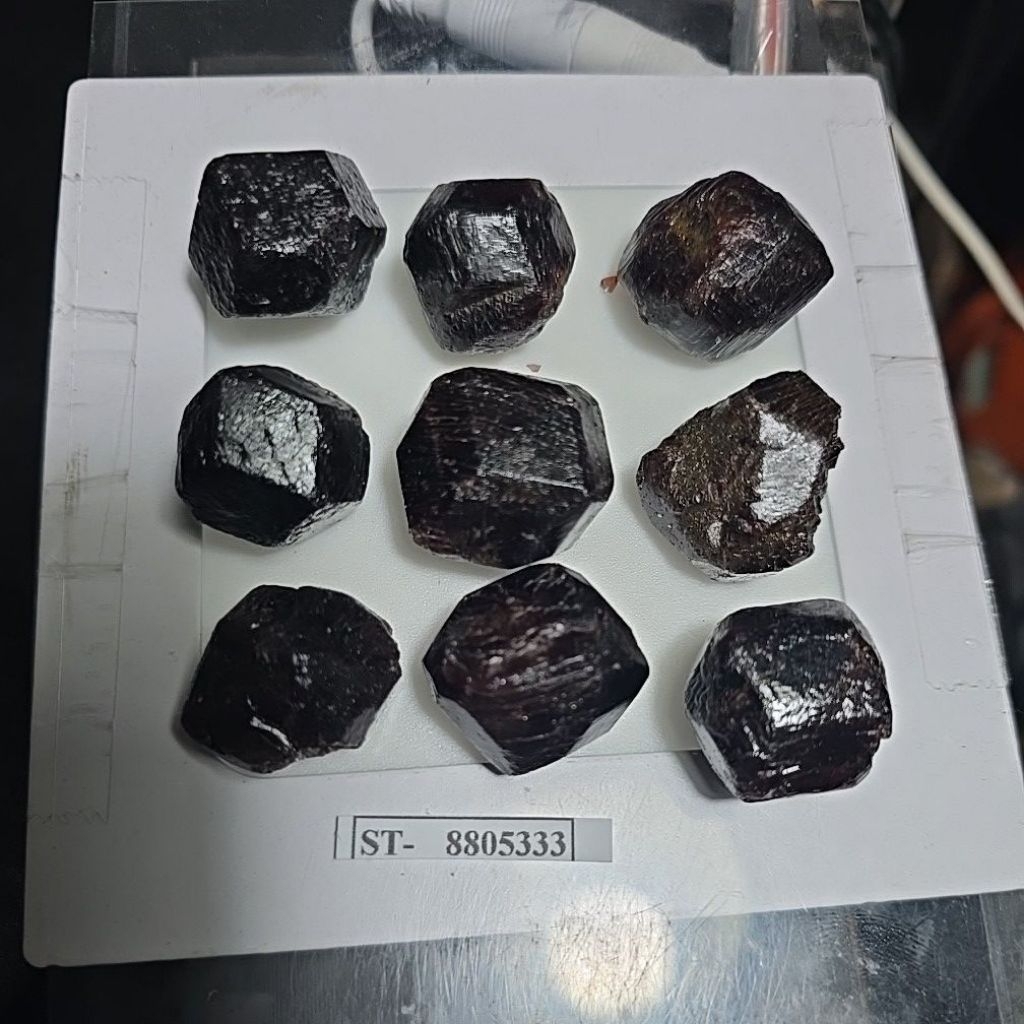 BATU RED GARNET ROUGH BATU ASLI