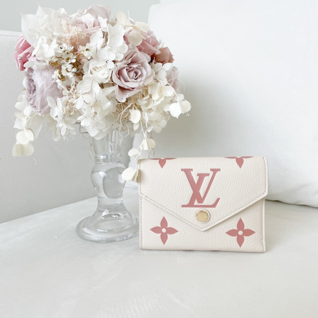 Dompet wanita Louis Vuitton M82062 preloved dari Prancis dengan warna putih susu elegan dan interior