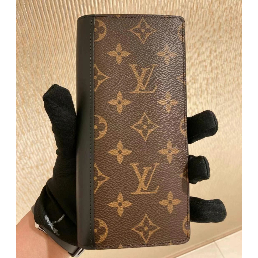 Dompet pria Louis Vuitton Brazza M69410 preloved dari Prancis dengan desain kombinasi hitam dan coke