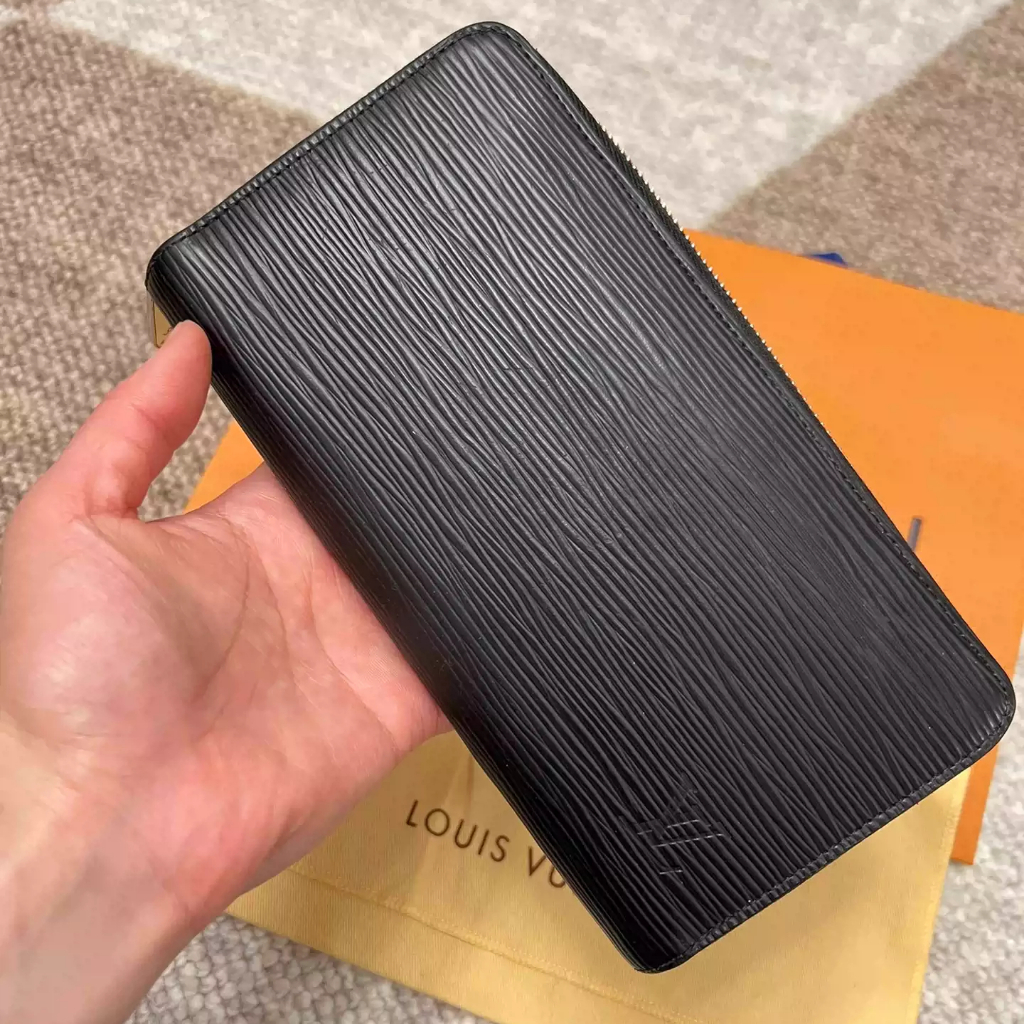 Dompet wanita Louis Vuitton Zippy M61857 preloved dari Prancis dengan kulit sapi bertekstur khas wat