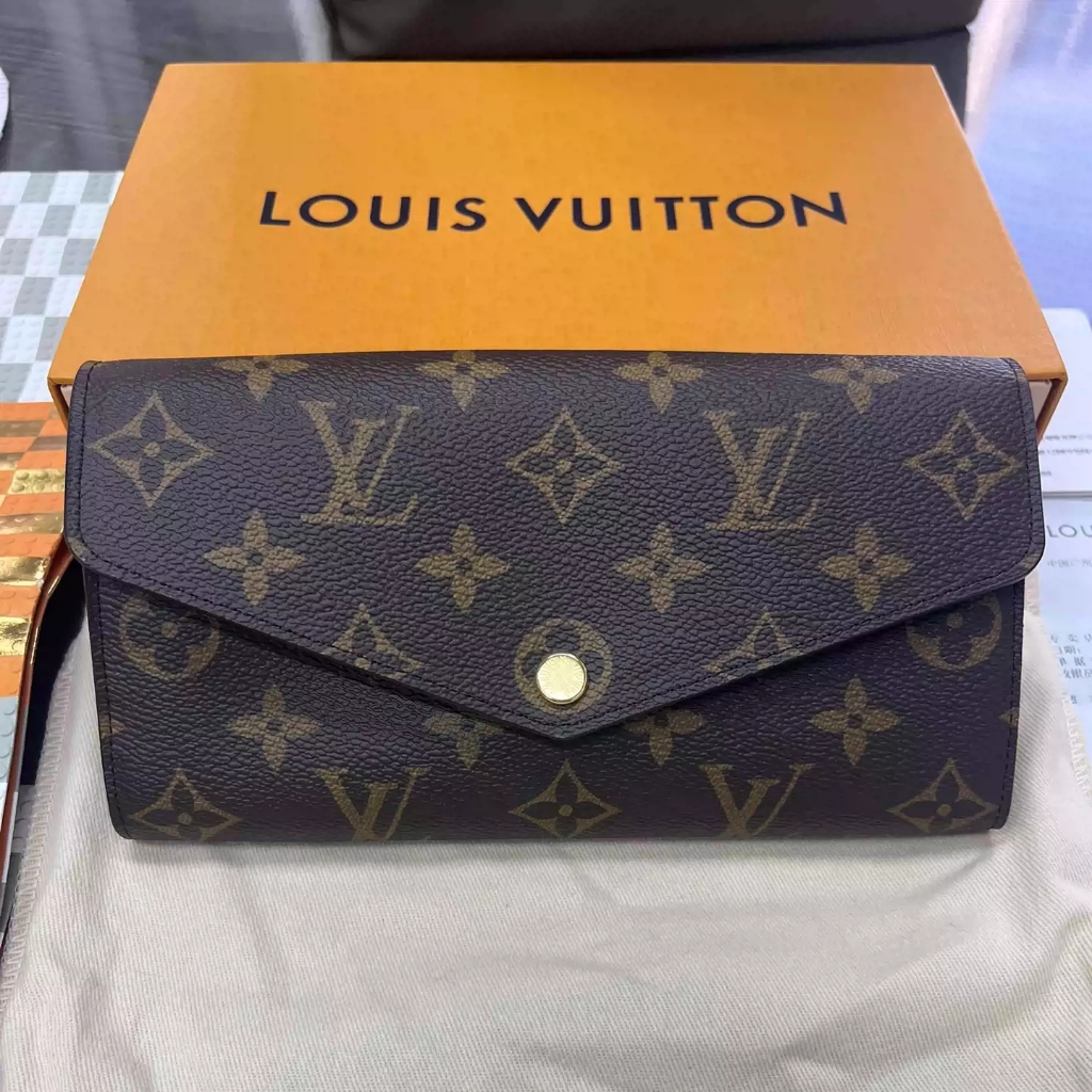 Dompet wanita Louis Vuitton Sarah M60531 preloved dari Prancis dengan motif Monogram klasik cokelat.